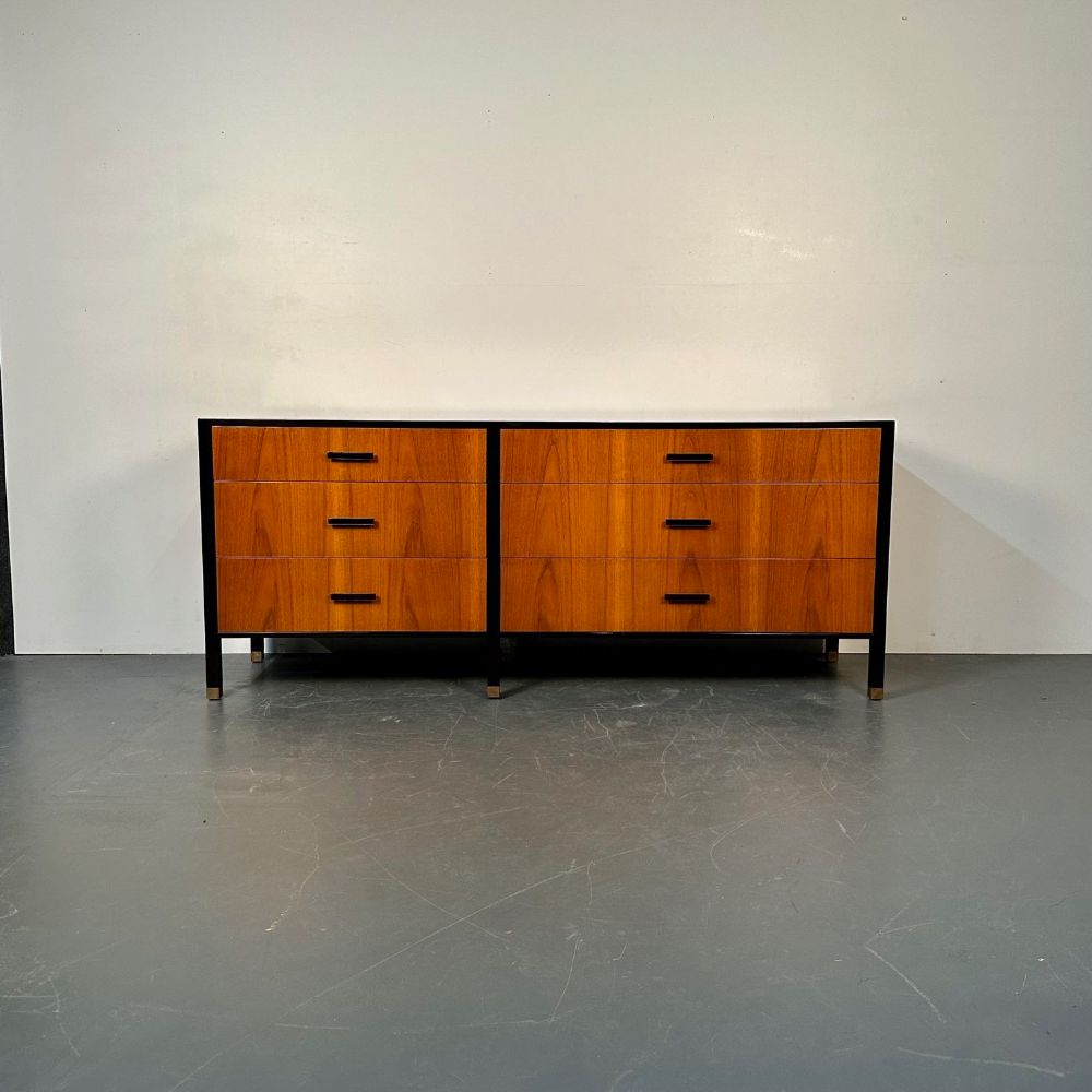 American Mid-Century Modern Rosewood Dresser / Sideboard by Harvey Probber 1960s